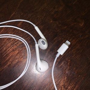 NEW Apple Wired EarPods with Lightning Connector
